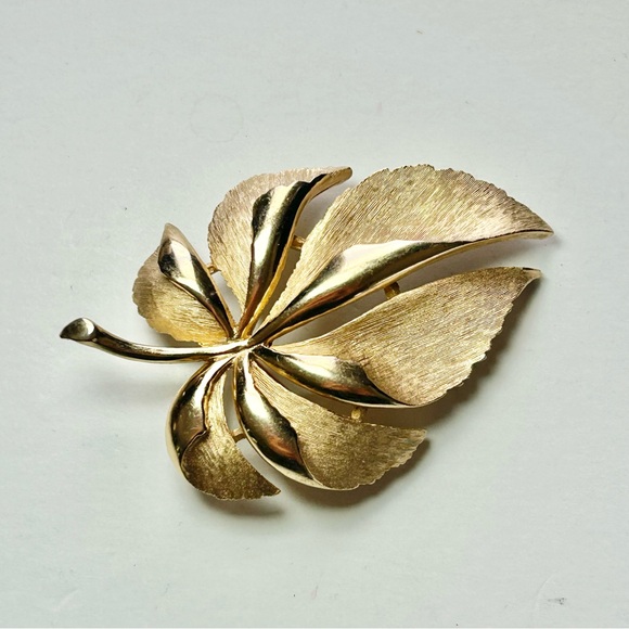 Vintage Trifari Crown Signed Gold Toned Palm Tropical Leaf Brooch Pin - Picture 1 of 6